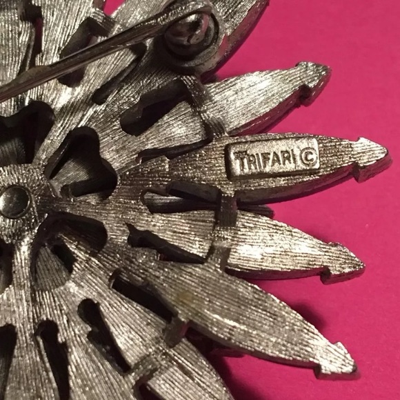 SPECTACULAR Crown Trifari Flower Petal Brooch WOW - Unique & Special Piece 🌺 - Picture 6 of 11